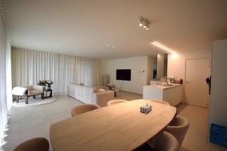 Dit prachtige gelijkvloers appartement in het rustige Oostakker (hoek Groenstraat en Groenvinkstraat) biedt modern comfort en luxe.Het beschikt over...