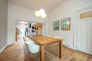 <strong>Karaktervol, gerenoveerd herenhuis met 4 slaapkamers, 2 badkamers en aangrenzend magazijn (90m²)</strong><br /><br /><strong>Indeling</strong>: 0- inkomhal, leefruimte, eetkamer, keuken met bijkeuken, douchekamer, magazijn, aangelegde stadstuin 1- masterbedroom met dressing, slaapkamer 2, badkamer en wasplaats 2- slaapkamer 3 en 4<br /><br /><strong>Ligging</strong>: Centraal gelegen op wandelafstand van station, jachthaven, winkels en openbaar vervoer.<br /><br /><strong>Beschrijving</strong>: Bent u op zoek naar een ruime gezinswoning met authentieke charme én veelzijdige mogelijkheden voor werk of opslag? Dan is dit statige herenhuis exact wat u zoekt.
<p>U betreedt de woning via een mooie inkomhal, waar de hoge plafonds meteen de aandacht trekken. Van hieruit heeft u toegang tot de lichtrijke leefruimte met aansluitende eetplaats en de volledig ingerichte keuken. Aansluitend bevinden zich de praktische bijkeuken, een douchekamer en het ruime magazijn.</p>
<p>Op de eerste verdieping vindt u de masterbedroom met dressing, een tweede ruime slaapkamer, een vernieuwde badkamer uitgerust met ligbad en douche, evenals een achteraan gelegen wasplaats. De tweede verdieping beschikt over nog twee volwaardige slaapkamers, wat deze woning uitermate geschikt maakt voor grotere gezinnen.</p>
<p>Het magazijn vormt een absolute meerwaarde en biedt tal van mogelijkheden, zoals opslagruimte, atelier of hobbyruimte.</p>
<br /><strong>Bijzonderheden</strong>:<br />- totale renovatie 2e verdiep<br />- vernieuwde badkamer<br />- 14 zonnepanelen<br />- ruim magazijn 90m²<br />- mooi aangelegde stadstuin<br /><br />Informatieplicht in aanvraag