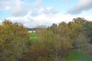 <p><span>Deze exclusieve villa, gelegen op het golfterrein van Paal, werd gebouwd in 2010. De villa bestaat uit drie verdiepingen. </span></p><p><span> </span></p><p><span>Op het gelijkvloers leidt de inkomhal met vestiaire naar een polyvalente ruimte. Deze ruimte wordt momenteel benut als studio. In deze studio bevindt zich een slaapruimte en zitruimte. De keuken, wasplaats en alle technische voorzieningen zijn weggewerkt in inbouwkasten. De studio geeft toegang tot een zuidgericht terras met zicht op het golfterrein. Nog op het gelijkvloers bevindt er zich een badkamer met ligbad en toilet.<br /><br />De trap naar het eerste verdiep leidt naar de grote open leefkeuken met extra bergruimte. Aansluitend aan de keuken is er een eetruimte, TV-hoek en zithoek. Vanuit de eetruimte is er toegang tot het ruime terras. Verder bevinden er zich op dit verdiep nog twee slaapkamers, een douchekamer en een apart toilet.<br /><br />De trap naar het tweede verdiep komt uit op de master bedroom met inloopdressing. De badkamer is ensuite met een sauna. De master bedroom heeft toegang tot een westgericht terras. Er is eveneens een apart toilet op dit verdiep.</span></p><p><span><br />De hoge plafonds en het vele lichtinval creëren een zeer ruimtelijk gevoel. De ligging in het groen op het golfterrein van Paal draagt bij aan het rustige woongenot van deze villa. Ideaal voor wie op zoek is naar een instapklare woning met een zeer goede ligging! </span></p><p><span> </span></p><p><span>Extra’s: alarm, vloerverwarming, vliegenramen, sauna, rolluiken, hoge plafonds,... </span></p><p><span><br />Huurprijs: 2.500 EUR per maand<br />Beschikbaar vanaf 5 januari 2027.</span></p><p><span> </span></p>