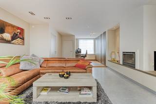 Deze charmante woning in de Monseigneur De Haernestraat 6 is perfect als starterswoning of rendabele investering. De ligging is uitstekend: nabij invalswegen, winkels, scholen en openbaar vervoer, met een vlotte verbinding naar omliggende steden.Via de inkomhal kom je in de lichtrijke leefruimte met gezellige houtkachel, een volledig geïnstalleerde open keuken en een ruime badkamer. Extra troeven zijn de ingemaakte kasten die volop bergruimte bieden. Op de eerste verdieping zijn twee comfortabele slaapkamers aanwezig. Via de vaste trap heb je nog een extra slaapkamer / bureauruimte op de zolderverdieping. Buiten geniet je van een gezellige tuin met aangenaam terras, perfect om te ontspannen het hele jaar door!IndelingGelijkvloers:- Praktische inkomhal- Lichtrijke en ruime leefruimte met sfeervolle houtkachel en bureauruimte- Volledig geïnstalleerde open keuken- Bureauruimte met ingemaakte kasten voor extra bergruimte- Badkamer voorzien van een dubbele wastafel, ligbad en doucheEerste verdieping:- Nachthal met toegang tot 2 ruime slaapkamersZolderverdieping:- Extra slaapkamer / bureauruimteBuiten geniet je van een zeer leuke en onderhoudsvriendelijke tuin, voorzien van een overdekt terras om het hele jaar door van het buitenleven te genieten, én een praktisch tuinhuis voor extra opbergruimte of hobbygebruik.Extra troeven?- Condensatieketel Viessmann (2020)- Conforme elektriciteit- Geen renovatieverplichtingVoor meer info of een bezoek, contacteer Mathias via 0472 18 39 90 of mathias.lauwyck@dewaele.com!