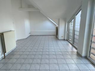 <p><span>LUMINEUS APPARTEMENT MET 2 SLAAPKAMERS</span></p><p><span>2de verdieping - ligging in centrum nabij station met vlotte bereikbaarheid via N16, A12 en N17</span></p><p><span> </span></p><p><span>Inkomhal / wc met handwas / living met eetplaats en ingerichte open keuken (totale opp.: 34m²) / nachthal / 2 slaapkamers (3,5 x 2,9m; 3,5 x 2,4m) / badkamer met wastafel en ligbad met douchemogelijkheid / berging met was- en stookplaats.</span></p><p><span> </span></p><p><span>Lasten: € 45 / maand.</span></p><p><span> </span></p><p><span>Appartement is bewoonbaar door maximaal 3 personen.</span></p><p><span> </span></p><p><span> </span></p><p><span> </span></p><p><span> </span></p><p><span> </span></p>