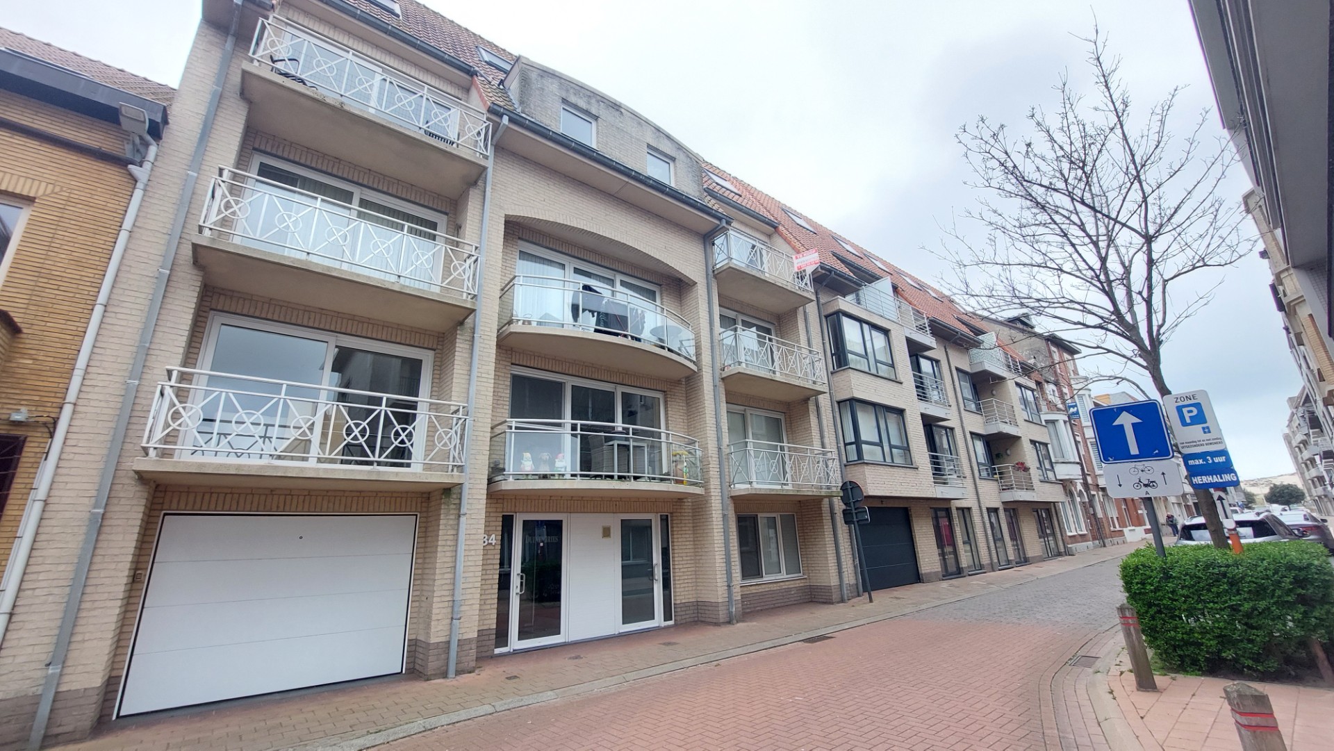 Ruim duplex appartement in Bredene aan zee met 2 slaapkamers en 3 bergingen. - foto 1