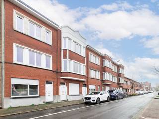 Investeren in een solide en rendabele eigendom doe je met deze opbrengsteigendom, bestaande uit drie afzonderlijk vergunde wooneenheden, elk met...