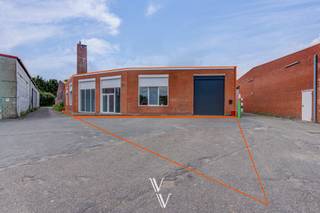 Dit pand is gelegen op de KMO-site in de Fortbaan te Wommelgem. Het magazijn is 160m² en heeft een platform van 20m². Het is voorzien van een...