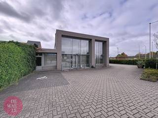 De commerciële ruimte te koop in Mechelen beslaat uit twee niveaus van elk circa 500 m². Eén daarvan bevindt zich op kelderniveau, maar er werd een goederenlift geïnstalleerd. Dankzij de open indeling en grote raampartijen geniet het pand van veel lichtinval en een optimale zichtbaarheid vanaf de hoofdweg.Indeling:-Totale oppervlakte: ca. 1.000 m²-500 m² winkelruimte + 500 m² opslag-Lift tussen verdiepingen-18 parkeerplaatsen voor klanten en personeel-Topligging met hoge visibiliteit in Mechelen-Zuid-Vlotte bereikbaarheid via E19, N16 en openbaar vervoer-Onmiddellijk beschikbaarDeze eigendom biedt een unieke kans voor retailers, toonzaalconcepten, groothandels of dienstverlenende bedrijven die ruimte en zichtbaarheid zoeken in een dynamische regio.Interesse?Neem vandaag nog contact op met Dewaele vastgoed voor meer informatie of een bezichtiging en ontdek het potentieel van deze commerciële toplocatie in Mechelen-Zuid.