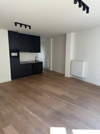 - Beschikbaar vanaf 1 augustus- 1 Grote slaapkamer- 1 Kleine slaapkamer (dressing, bureau) - breedte 210cm - 212cm - diepte 288cm - 310cm- 1e...