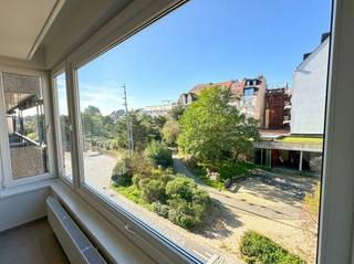 <em><strong>Residentie Sun Corner</strong></em><br /><br />Op de hoek van de Dumortierlaan en het Yzerpark bevindt zich deze volledig gerenoveerde studio op een uitstekende ligging in het hart van Knokke. Dankzij de grote raampartijen geniet u van een aangename lichtinval en een mooi open uitzicht.<br /><br />De studio beschikt over een lichtrijke leefruimte die plaats biedt voor zowel een zit- als eethoek, gecombineerd met een slaapbank of uitklapbed. De open keuken is volledig uitgerust met een vaatwasser, koelkast, combi-oven en alle nodige voorzieningen. Verder is er een praktische vestiairekast met voldoende bergruimte en aansluiting voor een wasmachine en droogkast.<br /><br />De badkamer werd volledig vernieuwd en ingericht met een inloopdouche, lavabo en toilet. Verduisterende gordijnen worden nog voorzien.<br /><br />Een ideale pied-à-terre voor wie wil genieten van alles wat Knokke te bieden heeft. Onmiddellijk beschikbaar.<br /><br /><u><strong>Huurvoorwaarden:</strong></u>
<ul>
<li>Forfait algemene kost: €50</li>
<li>Zowel voor hoofdverblijf als tweedeverblijf</li>
<li>Optionele tweedeverblijftaks ten laste van de huurder</li>
<li>Enkel privatieve verhuur, niet mogelijk via vennootschap</li>
<li>3 maand huurwaarborg</li>
<li>Kost plaatsbeschrijving 50/50</li>
<li>Nutsvoorzieningen op naam van de huurder</li>
<li>Huurdersverzekering verplicht</li>
</ul>
<strong>Ref: OGA726</strong><br /><br /><em>Opmerking:<br />Enkele beelden werden virtueel ingericht om de mogelijkheden van de ruimtes te tonen. Deze visualisaties zijn indicatief en niet contractueel. De werkelijke toestand van het pand primeert steeds.</em>