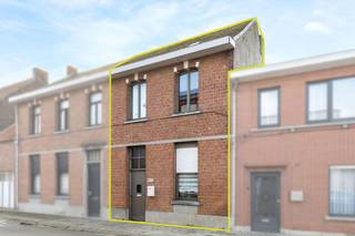 Bienvenue dans cette agréable maison située au 46A Hoog-Kallostraat, au cœur de Kallo, un village paisible entre Scheldepolders et Waaslandhaven, avec une école, des commerces et les transports en commun à quelques minutes à pied.<br /><br />Ici, vous profitez du meilleur des deux mondes : le charme du village et l'accessibilité aisée via les autoroutes E34 et E17 vers Anvers, Beveren et Gand.<br /><br />Au rez-de-chaussée, un salon spacieux et lumineux vous accueille dans une ambiance chaleureuse. La cuisine équipée s'y intègre parfaitement, idéale pour des dîners conviviaux. La salle de bains est équipée d'une baignoire, d'un lavabo et de toilettes.<br /><br />Le premier étage offre deux chambres spacieuses, tandis que le grenier aménagé forme une troisième pièce spacieuse, parfaite comme chambre principale, bureau ou salle de loisirs.<br /><br />À l'arrière, vous trouverez une cour agréable, où vous pourrez profiter du grand air en toute tranquillité.<br /><br />Cette maison combine emplacement et accessibilité, ce qui en fait un choix judicieux pour les jeunes familles, les professionnels du port ou les investisseurs.<br /><br />Découvrez la vie villageoise de Kallo, avec son fort, ses digues et la nature de l'Escaut à proximité, et découvrez à quel point il peut être agréable de vivre juste à l'extérieur de la ville.<br /><br />Demandez dès aujourd'hui votre visite à Nick au 0472/78.57.67 ou via notre formulaire de contact, et nous vous contacterons dans les plus brefs délais.