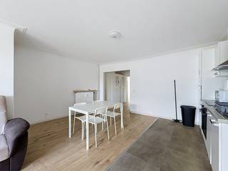 Dit instapklare huurappartement op een levendige locatie in Deurne garant staat voor een uiterst aangename woonervaring. Dankzij de centrale ligging aan de Bisschoppenhoflaan bevinden winkels en openbaar vervoer zich op een boogscheut. De woning kan zowel gemeubileerd als ongemeubileerd gehuurd worden, wat een maximale flexibiliteit biedt.<br /><br />Indeling vierde verdieping met lift:<br /><br />-Leefruimte (29 m²): Lichtrijke woonkamer met een keuken uitgerust met koelkast, diepvriezer, oven, kookplaat en een enkele spoelbak.<br />-Slaapkamer 1 (15 m²): Volwaardige hoofdslaapkamer met ruime plaats voor een groot bed en kledingkasten.<br />-Slaapkamer 2 (8 m²): Tweede kamer, uiterst geschikt als kinder-, gasten- of werkruimte.<br />-Slaapkamer 3 (7 m²): Derde kamer met tal van invulmogelijkheden.<br />-Badkamer (3 m²): Practicale badkamer met een douche, een enkele wastafel en aansluitingen voor een wasmachine en droogkast.<br />-Toilet: Apart toilet.<br />-Terras (6 m²): Aangenaam terras aan de rustige achterzijde om fijn buiten te vertoeven.<br /><br />Bijzonderheden:<br /><br />-Onmiddellijk beschikbaar voor verhuur<br />-Flexibele huuropties (beide opties: gemeubileerd of ongemeubileerd)<br />-Mogelijkheid tot het huren van een autostaanplaats achteraan het gebouw<br />-EPC F<br />-Maandelijkse gemeenschappelijke kosten bedragen 150 euro (inclusief water en gas)