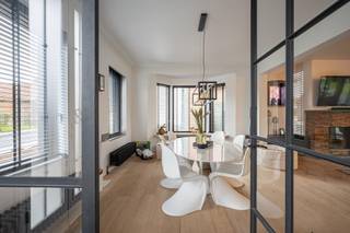 Karaktervolle en ruime villa met 378m2 woonbeleving ligt op een perceel van 4796m2 te Halen.Deze beschikt over een grote leefruimte en keuken, vier...