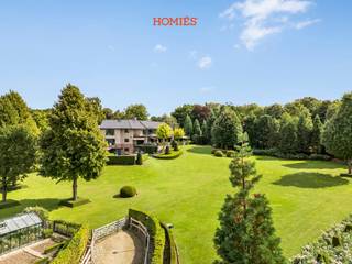 Wij hebben het genoegen dit uitzonderlijke landgoed aan te bieden op een perceel van bijna 1 hectare. Gelegen in de groene rand rond Leuven, op...
