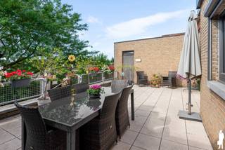 <p><strong>Uitzonderlijk ruim duplex appartement met 5 slpks (ca. 277 m²) en zonovergoten terras + privatieve tuin</strong></p>
<p>Bent u op zoek naar ruimte, comfort én een uitstekende ligging? Dan zal dit unieke duplex appartement u meteen weten te overtuigen. Met een bewoonbare oppervlakte van maar liefst ca. 277 m², een zuidgericht terras én een privatieve tuin, combineert dit eigendom het gevoel van wonen in een huis met de voordelen van een appartement.</p>
<p><strong>Troeven van deze eigendom:<br /></strong>- Uitstekende ligging met vlotte verbinding naar belangrijke invalswegen<br />- Scholen, winkels, openbaar vervoer en het park ‘Romeinse Put’ op wandelafstand<br />- Royale bewoonbare oppervlakte van ca. 277 m²<br />- Zuidgericht terras en tuin voor maximale zonbeleving<br />- 5 volwaardige slaapkamers + aparte bureauruimte <br />- Aparte ingang met fietsenberging<br />- Geen vaste maandelijkse kosten</p>
<p><strong>Technische kenmerken:<br /></strong>- Vernieuwd schrijnwerk in aluminium/PVC met driedubbele beglazing<br />- Recent vernieuwde keuken en badkamer<br />- Verwarming op gas (CV)<br />- Asbestvrij<br />- Energiezuinig met EPC-label B (129 kWh/m²)<br />- Sunscreens aan het keukenraam</p>
<p><strong>Indeling:<br /></strong><strong>Eerste verdieping<br /></strong>Via de inkomhal met praktische fietsenberging betreedt u de woning. De riante en lichtrijke leefruimte (ca. 45,5 m²) vormt het hart van het appartement en sluit aan op de volledig geïnstalleerde keuken met zicht op het zonnige terras.<br />Aansluitend bevindt zich een handige bijkeuken/wasplaats. Verder is er een apart gastentoilet en een bureauruimte (ca. 9 m²), ideaal voor thuiswerk.<br />Het absolute pronkstuk is het ruime, zuidgerichte terras (ca. 45 m²) met trap naar de privatieve tuin op het gelijkvloers.</p>
<p><strong>Tweede verdieping<br /></strong>De nachthal geeft toegang tot maar liefst 5 volwaardige slaapkamers (ca. 20 – 19,5 – 14,5 – 10,5 – 7 m²).<br />Daarnaast is er een apart toilet en een ruime badkamer uitgerust met een inloopdouche, ligbad en dubbele wastafel.</p>
