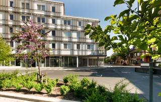 VERLAAGD IN PRIJS – van € 351.820 naar € 302.000Nu fors verlaagd in prijs! Dit instapklare appartement biedt uitzonderlijk veel buitenruimte en een...