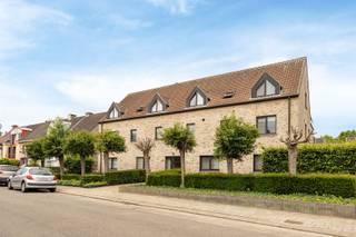 <p>Gelegen in een rustige woonstraat bij centrum Borsbeek/grens Wommelgem, doch vlakbij Fort 2 en R11 met aansluiting E313.</p><p>Indeling: inkomhal met gastentoilet, leefruimte op tegelvloer met ingerichte open keuken. <br />De leefruimte geeft toegang tot een ruim zonneterras ca. 35m2 met zonnetent.<br />Twee slaapkamers op laminaatvloer (14/8m2), badkamer met ligbad, dubbele lavabo en plaats voor wasmachine. <br />Aparte berging met CV ketel op gas.</p><p>extra's:<br />- kleinschalig en verzorgd gebouw<br />- appartement werd grotendeels herschilderd<br />- epc 127kWh/m2 - label B<br />- asbestveilig</p><p>Info/bezoek: 03/283 83 00 - noord@sinjoor.be</p>