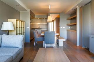 BEAUTIFUL, RENOVATED APARTMENT SITUATED NEARBY THE SEA, THE BEACH AND THE HORSE RACEGROUND<br />Entrance hall with cloak room, nice spacious living room with frontal terrace, modern open kitchen (fully fitted with dishwasher,...), bathroom with bathtub/shower and double wash basin, separate toilet and two nice bedrooms in the back with sunny terrace.<br /> 
<ul>
	<li>4th floor</li>
	<li>Is rented fully FURNISHED</li>
	<li>Surface apartment : 81m² + terraces</li>
	<li>Available from 1/12/2025</li>
	<li>Beautiful apartment</li>
	<li>Possibility of renting a garage in the building: € 100 per month</li>
	<li>Monthly utility cost s: € 100</li>
	<li>EPC : 120</li>
</ul>