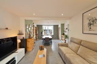 In Oostende, vlakbij het centrum, vinden we deze gezellige woning. Bij het binnenkomen leidt de inkomhal je naar een aangename en...