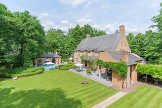 Op zoek naar een luxueuze parel in Schilde in combinatie met een al dan niet investeringsmatig karakter? Dan is deze riante villa in Schilde die we...