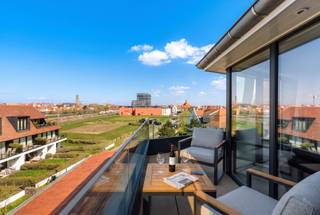 Ontdek dit instapklaar hoek appartement met twee volwaardige slaapkamers en ruim terras in de exclusieve Residentie Meerzicht, gelegen in het rustige en groene Duinenwater. Met prachtige vergezichten geniet u hier van de ideale combinatie van comfort, natuur en een uitstekende ligging. Tot in de kleinste details afgewerkt en voorzien van alle hedendaags comfort, biedt dit energiezuinig appartement een unieke kans op de vastgoedmarkt in Knokke. <br /><br />Indeling: <br />Inkomhal met toilet en vestiaire, lichtrijke leefruimte, uitgeruste keuken, berging, ruim terras met vrij uitzicht.<br /><br />Nachthal met toilet, 2 ruime slaapkamers, badkamer, berging/wasplaats. <br /><br />Kelderberging, fietsenstalling en vuilnislokaal.<br /><br />Mogelijkheid tot aankoop van een ruime, goed toegankelijke garagebox in het gebouw. <br /><br />Verkoop onder registratierechten, geen BTW van toepassing.<br /><br />Duinenwater is de afgelopen jaren uitgegroeid tot een nieuw stadsdeel van Knokke-Heist. Hier woont u in alle rust, terwijl u tegelijkertijd profiteert van de nabijheid van de Zeedijk, het strand en het bruisende commerciële centrum, die allemaal op wandelafstand liggen. Bovendien zijn alle denkbare voorzieningen direct beschikbaar in de wijk.<br /><br />Bezoeken? Graag na afspraak met Avantimmo op het nummer 050 62 50 55