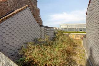 Wij bieden een zeldzame kans om twee aanpalende projectgronden te verwerven op een strategische locatie aan de Bergensesteenweg (Chaussée de Mons) 267 en 269 in Anderlecht. Het betreft een braakliggend terrein (zoals te zien op image_10.png) dat een uitzonderlijk potentieel biedt voor herontwikkeling.<br /><br />Officieel Statuut en Zonering:<br /><br />Op basis van de recente stedenbouwkundige inlichtingen staan de percelen officieel gekend als "Terrein" (Grond). De gronden hebben geen erfgoedbeperkingen en zijn niet beschermd of ingeschreven op de inventaris van het onroerend erfgoed.<br /><br />Volgens het Plan Régional d'Affectation du Sol (PRAS) bevindt deze projectgrond zich in een uiterst gunstige zone:<br /><br />Zones van sterke mixity (zones de forte mixité).<br /><br />Structurerende ruimten (espaces structurants).<br /><br />Randen van een commerciële kern (liserés de noyau commercial).<br /><br />Deze classificaties maken een breed scala aan toepassingen mogelijk, zowel residentieel als commercieel.<br /><br />Stedenbouwkundige Situatie:<br /><br />Volgens de administratieve gegevens van de gemeente zijn er momenteel 0 geldige wooneenheden op de percelen. Er zijn geen stedenbouwkundige inbreuken vastgesteld of vermoed, en er zijn geen administratieve updates van de plannen nodig.<br /><br />Strategische Omgeving en Overheidssteun:<br /><br />De projectgrond maakt deel uit van het Urban Renovation Contract (Contrat de rénovation urbaine) Heyvaert-Poincaré . Tevens is het goed gelegen binnen een zone voor stedelijke revitalisering. Dit duidt op actieve overheidssteun en publieke investeringen voor projecten in de directe omgeving.<br /><br />Samenvatting van de Percelen:<br /><br />- Bergensesteenweg 267: Kadastraal perceel 2130480371/00K000.<br /><br />- Bergensesteenweg 269: Kadastraal perceel 2130480370/00E000.<br /><br />Dit is een uitstekende gelegenheid voor een ontwikkelaar met visie om een herontwikkelingsproject te realiseren op deze strategische locatie. Neem contact op voor verdere inlichtingen.<br /><br />Stedenbouwkundige inlichtingen in aanvraag. <br /><br />👉 Interesse?<br />Contacteer Nils via dilbeek@weinvest.be voor meer informatie!