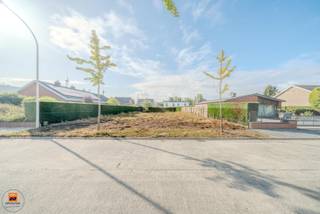 Op zoek naar de ideale plek om uw droomwoning te realiseren? Dan is dit ruime perceel bouwgrond in Evergem precies wat u zoekt. Gelegen in een rustige woonwijk, dichtbij het centrum van Evergem, dichtbij scholen, winkels, openbaar vervoer en verbindingswegen. <br /><br />Kenmerken van het perceel: <br />- Oppervlakte: 817 m²<br />- Breedte perceel: 18 m<br />- Oriëntatie: Volledig zuidgericht – perfect voor een zonnige tuin en energiezuinige bouwopties<br />- Bebouwing: Uitsluitend geschikt voor open bebouwing, waardoor u kunt genieten van maximale privacy en lichtinval<br />- Rustige straat met beperkt verkeer, ideaal voor gezinnen met kinderen<br /><br />Dankzij de zuidelijke oriëntatie kunt u een woning ontwerpen die de hele dag door profiteert van natuurlijk licht. Dit maakt het perceel niet alleen aantrekkelijk vanuit esthetisch en praktisch oogpunt, maar ook vanuit energie-efficiëntie.<br /><br />Bouwvoorschriften: <br />De stedenbouwkundige voorschriften zijn beschikbaar. <br /><br />**De gepubliceerde prijs is een richtprijs. Dit betekent dat u vrij bent om een bod uit te brengen. De verkoper behoudt zich het recht voor om al dan niet op een bod in te gaan. De uiteindelijke verkoop kan pas tot stand komen na aanvaarding van een bod en ondertekening van de compromis.<br /><br />Heeft u vragen of wenst u de bouwvoorschriften te ontvangen, bel ons 0472/98.16.29 of mailen naar immovercruysse.verkoop@gmail.com