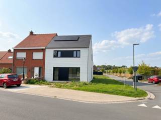 Op een rustige en vlot bereikbare hoeklocatie in het charmante Zillebeke, aan de kruising van de Zandvoordestraat en de Taccoenstraat, bevindt zich deze moderne halfopen nieuwbouwwoning. De ligging combineert het beste van twee werelden: een groene, residentiële omgeving met een uitstekende verbinding naar Ieper en omliggende gemeenten. <br /><br />De woning werd ontworpen met oog voor licht, ruimte en comfort. Binnenin geniet u van een ruime en lichtrijke leefruimte met open keuken, aansluitend een praktische bergruimte. Op de verdieping bevinden zich drie volwaardige slaapkamers en een stijlvolle badkamer met zowel een ligbad als een douche. De zolder is bereikbaar via een uitrekbare trap en de ideale bergruimte. <br />De afwerking van de woning kies je zelf naar eigen smaak en budget via onze partnerleveranciers. Standaard wordt een lucht-waterwarmtepomp en vloerverwarming voorzien, wat zorgt voor een comfortabel en energiezuinig leefklimaat. <br /><br />Dankzij de ligging en duurzame visie zijn deze woningen geschikt als vaste woonplaats of rendabele investering. Je koopt aan een vaste prijs en hebt de keuze om zelf je afwerking te bepalen of volledig ontzorgd te worden. Voor investeerders zoeken we bovendien gratis de eerste huurder, wat zorgt voor zekerheid én gemak. <br /><br /><strong>Troeven op een rijtje: </strong>
<ul>
<li>Rustige en landelijke ligging op slechts 10min van centrum Ieper</li>
<li>Energiezuinige bouw met hernieuwbare technieken; </li>
<li>Ruim perceel; </li>
<li>Mogelijkheid om carport te plaatsen. </li>
</ul>
<ul>
</ul>
Interesse in dit nieuwe woonproject in Zillebeke?<br />Neem vandaag nog contact op voor alle informatie.<br />