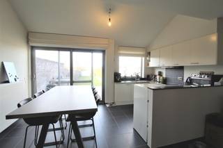 Langs de Ledegemstraat in centrum Dadizele vinden we deze gezellige, recent gerenoveerde woning terug. Gelijkvloers bestaande uit inkom,...