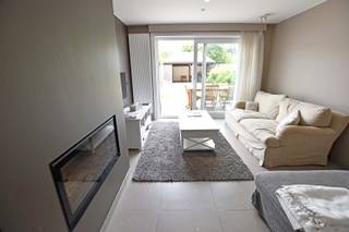 TE HUUR: Gemeubelde woning nabij het centrumIndeling: inkomhal met vestiaire en toilet, open keuken met eethoek en woonkamer uitgevend op het terras...