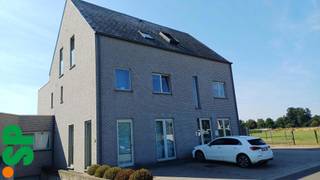 Centraal gelegen in Wommelgem bevindt zich dit volledig gemeubelde en instapklare 1-slaapkamerappartement (eventueel toegankelijk voor rolstoel). Dankzij de centrale ligging geniet u van een vlotte bereikbaarheid en bevinden winkels, openbaar vervoer en andere voorzieningen zich op wandelafstand.<br /><br />Het appartement is volledig ingericht en voorzien van alle nodige meubels en huisraad. U hoeft enkel uw persoonlijke spullen mee te brengen.<br />Het appartement bestaat uit leefruimte, ingerichte keuken, slaapkamer en badkamer.<br /><br />Vaste forfaitaire kosten: € 280/maand, zijnde elec, gas, water, internet <br />Domiciliëring is niet mogelijk.<br /><br />Voor bijkomende inlichtingen of een bezoek ter plaatse kan u ons contacteren op het nummer 014/51.95.00.