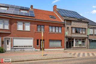 Ontdek deze praktische, ruime woning gelegen in het hart van Rillaar.<br />Als bewoner bevind je je hier op wandelafstand van lokale winkels, gezellige horecagelegenheden, scholen en het openbaar vervoer. Bovendien profiteer je van een uitstekende verbinding met de omliggende steden Scherpenheuvel, Leuven en Aarschot. Een ideale ligging voor wie houdt van het comfort van een dorpskern met een vlotte bereikbaarheid.<br /><br />Deze eigendom biedt ook handige voorzieningen zoals een ruime garage met een achteruitgang, waardoor parkeren en laden of lossen geen gedoe meer is. Het perceel is compact en uiterst onderhoudsvriendelijk ingericht met een zonnig terras. <br /><br />Binnenin tref je een solide en functionele basis met veel potentieel. Deze woning heeft een EPC score C en is dus niet renovatieplichtig.<br /><br /><u><strong>Indeling:</strong></u><br /><strong>Gelijkvloers:</strong> Inkomhal, ruime woonkamer, volledig uitgeruste keuken, gastentoilet, wasruimte, garage met achteruitgang.<br /><strong>Eerste verdieping:</strong> 2 slaapkamers, badkamer met douche en toilet, bureauruimte.<br /><strong>Zolder:</strong> ingerichte zolder als slaapkamer<br /><strong>Kelder:</strong> handige stockage kelder (cv ketel op gas)<br /><strong>Buiten:</strong> Zonnig terras<br /><br />Ervaar zelf de vele voordelen van deze woning tijdens een persoonlijke rondleiding.<br />Maak vandaag nog je afspraak.<br />Mail naar info@immopersyn.be of bel 013 444 008.<br />