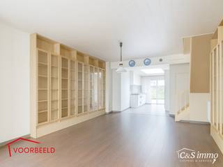 Via de inkomhal betreedt u de ruime woonkamer (ca.36 m²) aan de voorzijde. De open keuken (ca.18 m²) is voorzien van een gasvuur, dampkap, oven en...