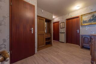 <p>Comfortabel appartement in een residentiële buurt van Dendermonde.</p>
<p> </p>
<p>Dit appartement combineert een praktische indeling met aangenaam wooncomfort en een gunstige ligging in Dendermonde. De lichtrijke woonkamer met balkon zorgt voor een aangename leefruimte waar je volop kan genieten van natuurlijk licht. Met twee slaapkamers, een functionele keuken en een private garage met automatische poort biedt deze woning alles voor wie op zoek is naar comfortabel wonen. Dankzij het EPC-label B geniet je bovendien van een energiezuinig appartement met lagere energiekosten. De residentiële omgeving zorgt voor rust en een vlotte bereikbaarheid van winkels, scholen en openbaar vervoer.</p>
<p> </p>
<p>Belangrijkste ruimtes:<br />• Lichtrijke woonkamer met toegang tot het balkon<br />• Functionele keuken uitgerust met gaskookplaat, oven, dampkap en enkele spoelbak<br />• 2 volwaardige slaapkamers<br />• Badkamer met ligbad en dubbele wastafel<br />• Apart toilet met handenwasser<br />• Praktische berging<br />• Garage (18 m²) met automatische garagepoort</p>
<p> </p>
<p>Troeven:<br />• Energiezuinig appartement met EPC-label B<br />• Private garage met automatische poort<br />• Rustige residentiële ligging in Dendermonde</p>
<p> </p>
<p>Neem vandaag nog contact op voor meer informatie of een bezoek.</p>
<p> </p>
<p>JOUW DROOMAPPARTEMENT. ZO GEVONDEN!</p>