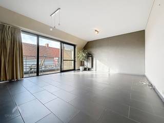 <p>Instapklaar appartement (bwj. 2002) in de nabijheid van allerlei faciliteiten vervoer bestaande uit een inkomhal met afzonderlijk toilet en ingemaakte kast, lichtrijke leefruimte met eet-en zithoek, volledig uitgeruste keuken, zuidwest gericht terras, slaapkamer met ensuite de badkamer (douche, lavabomeubel + aansluiting wasmachine) en een garage die aangekocht kan worden aan 25.000€.</p>
<p>Extra troeven:</p>
<ul>
<li>Energiezuinig (Label-A)</li>
<li>Lift aanwezig</li>
<li>Ruime private kelderberging</li>
<li>Garage met elektriciteit (25.000€)</li>
<li>Op wandelafstand van scholen, winkels en openbaar vervoer</li>
<li>Instapklaar</li>
</ul>
<p></p>
<p>Dit appartement is te koop ZONDER makelaar via het concept van Smart Houses! Wenst u verdere inlichtingen of bezoek? Contacteer rechtstreeks de eigenaar via 0476/42.76.52</p>