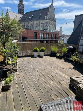 <strong>Opbrengsteigendom met 8 units en parkings op toplocatie in historisch centrum Antwerpen</strong><br /><br />Wij bieden u dit uitzonderlijk gelegen opbrengsteigendom aan in het hart van Antwerpen, op de hoek van de Gorterstraat en de Kleine Kraaiwijk. Deze unieke ligging combineert het beste van twee werelden: pal in het centrum, en toch verrassend rustig. Winkels, horeca, openbaar vervoer en alle stedelijke voorzieningen bevinden zich op wandelafstand.<br /><br />Het betreft een karaktervol historisch gebouw (bouwjaar ca. 1850) bestaande uit 8 appartementen, verdeeld over vier verdiepingen. De appartementen werden ca. 7 jaar geleden gerenoveerd en bevinden zich in goede staat van onderhoud, met aandacht voor comfort en energiezuinigheid.<br /><br />Het gebouw omvat twee appartementen per verdieping, waaronder een ruim en uniek penthouse op de bovenste verdieping met terras. Daarnaast zijn er twee autostaanplaatsen aanwezig, waarvan één momenteel dienstdoet als fietsenstalling en één verhuurd wordt samen met het penthouse.<br /><br />Alle units zijn verhuurd aan stabiele huurders, wat zorgt voor een onmiddellijk en aantrekkelijk rendement.<br /><br /><strong>Indeling:</strong><br /><br /><em><strong>Gelijkvloers:</strong></em><br /><br />2 appartementen (1 slaapkamer) van ca. 46 m² en 53 m² – EPC C<br /><br /><em><strong>1e verdieping:</strong></em><br /><br />Appartement met 2 slaapkamers (ca. 86 m²) – EPC C<br />Appartement met 1 slaapkamer (ca. 50 m²) – EPC B<br /><br /><em><strong>2e verdieping:</strong></em><br /><br />Appartement met 2 slaapkamers (ca. 86 m²) – EPC C<br />Appartement met 1 slaapkamer (ca. 50 m²) – EPC B<br /><br /><em><strong>3e verdieping:</strong></em><br /><br />Ruim penthouse (ca. 149 m²) met 2 slaapkamers – EPC C<br />Appartement met 1 slaapkamer (ca. 48 m²) – EPC C<br /><br /><strong>Huuropbrengst:</strong><br /><br />Totale maandelijkse huuropbrengst: € 7.560<br />Minimum 4% rendement<br /><br /><strong>Technische kenmerken:</strong><br /><br />Overal dubbele beglazing met hardhouten profielen<br />Collectieve verwarming (gas, condenserende ketel)<br />Onkosten voor water en verwarming via provisie<br />Gunstige EPC-scores (B en C)<br />Asbestattest in opmaak (geen vermoeden van asbest)<br /><br /><strong>Extra troeven:</strong><br /><br />Absolute topligging in historisch centrum<br />Rustige straat met weinig passage<br />Volledig verhuurd = onmiddellijk rendement<br />Recent gerenoveerde units<br />Interessante mix van 1- en 2-slaapkamerappartementen<br />Uniek penthouse als meerwaarde<br />Parkeermogelijkheden aanwezig<br /><br />Een zeldzame opportuniteit voor investeerders die op zoek zijn naar een stabiel en zorgeloos rendement op een toplocatie in Antwerpen.<br /><br />Interesse? Contacteer Ellen via Ellen@reds.be of op 0474 84 54 29 voor meer informatie of een bezoek ter plaatse.