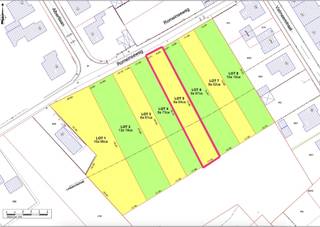 Bouwgrond van 864 m² voor halfopen bebouwing<br /><br />Deze bouwgrond bevindt zich in Herderen, een gezellige deelgemeente van Riemst. Van hieruit heb je een vlotte verbinding naar omliggende steden zoals Tongeren (7,5 km) en Maastricht (8 km). Ook scholen, buurtwinkels en het openbaar vervoer zijn op wandelafstand bereikbaar. Het oprittencomplex (afrit 32) naar de E313 ligt op 3,5 km. De doodlopende straat zorgt tot slot voor een extra kindvriendelijke en rustige omgeving.<br /><br />Een extra pluspunt is de zuidelijke oriëntatie van de bouwgrond. Bovendien kan het zicht naar het zuiden niet worden geblokkeerd.<br /><br />De grond bestaat uit 570 m² bouwgrond + 294 m² achterliggende grond.<br /><br />De bouwvoorschriften zijn als volgt:<br /><br />Bouwdiepte:<br />- Gelijkvloers: maximaal 17,00 m zoals aangeduid op het verkavelingsplan inclusief de gelijkvloerse uitbreidingszone.<br />- Verdieping: maximaal 12,00m.<br /><br />Interesse? Laat het ons weten via 089 390 990 of info@immofair.be!