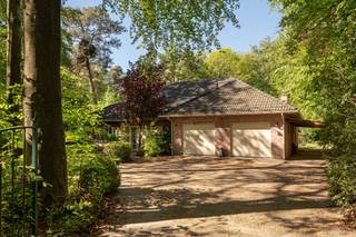 <p><strong>Vrijstaand en residentieel gelegen woning te Dennendael in groene oase met zonnige tuin. Dichtbij het centrum van Heide, winkels, station en scholen.</strong></p>
<p>Welkom in deze <strong>vrijstaande woning</strong>, gelegen in een <strong>rustige en groene omgeving</strong> waar <strong>privacy en comfort</strong> centraal staan. Deze woning biedt tal van troeven zoals <strong>ruime parkeermogelijkheden</strong>, een <strong>zonnige tuin</strong>, een <strong>recente keuken</strong> en <strong>mooie volumes met veel potentieel</strong>.</p>
<p><strong>Gelijkvloers:<br /></strong>- een <strong>ruime inkomhal</strong> die toegang geeft tot de leefruimte.<br />- een <strong>lichtrijke leefruimte</strong> met grote <strong>raampartijen</strong> met <strong>shutters</strong>. Extra troef hier is de <strong>gezellige gashaard</strong> en de <strong>stijlvolle gietijzeren glazen binnendeur</strong> die leef- en eetruimte kan afscheiden<br />- een <strong>ruime eetkamer</strong> met dubbele deuren naar buiten en een vlotte verbinding met de keuken<br />- een <strong>recente keuken (2016)</strong>. Deze <strong>volledig geïnstalleerde keuken</strong> is uitgerust met alle comfort zoals een <strong>Miele koffiemachine, vaatwasser, inductiekookplaat, inbouwoven en microgolf</strong>.<br />- een <strong>gezellige ontbijthoek</strong> met schuifraam dat makkelijk toegang geeft tot het <strong>zonnige terras<br /></strong>- een <strong>ruime master slaapkamer</strong> met laminaatvloer en een <strong>ensuite badkamer</strong> voorzien van <strong>ligbad, douche, toilet en dubbele lavabo<br /></strong>- een <strong>aparte wasplaats</strong> met aansluiting voor <strong>wasmachine en droogkast</strong> en een <strong>extra douche<br /></strong>- een <strong>bureauruimte</strong>, ideaal als <strong>thuiswerkplek of hobbyruimte</strong>.<br />- een <strong>gastentoilet</strong> met handenwasser<br />- een <strong>praktische berging / voorraadkast<br /></strong>- een <strong>garage met dubbele sectionale poort</strong></p>
<p>Via een <strong>houten trap</strong> bereiken we de <strong>eerste verdieping</strong>:<br />- <strong>drie ruime slaapkamers<br /></strong>- een <strong>badkamer<br /></strong>- twee <strong>praktische berging<br /></strong>- een verdieping met <strong>voldoende ruimte voor een gezin</strong> of <strong>flexibele invulling naar eigen behoefte</strong></p>
<p><strong>Tuin:</strong><br />De <strong>volledig omheinde tuin</strong> geniet van een <strong>uitstekende zonoriëntatie</strong> en biedt <strong>veel privacy en rust</strong>. Er is een <strong>aangenaam terras</strong> en een <strong>tuinhuis</strong> dat zorgt voor extra bergruimte. Dankzij de <strong>groene omgeving</strong> is het hier heerlijk vertoeven.</p>
<p><strong>Bijzonderheden:<br /></strong>- <strong>oprit </strong>met plaats voor<strong> meerdere wagens (± 4)<br /></strong>- <strong>carport </strong>voor 2 wagens<strong><br /></strong>- <strong>elektrische toegangspoort<br /></strong>- <strong>centrale verwarming</strong> op gas<strong><br /></strong>- <strong>14 zonnepanelen<br /></strong>- <strong>alarmsysteem</strong> aanwezig<strong><br /></strong>-<strong> </strong>voorzieningen voor elektriciteit en verwarming in de garage<strong><br /></strong>- woning met opfrissings- en renovatiepotentieel</p>
<p>Kortom, een <strong>ruime</strong> en <strong>lichtrijke</strong> woning met een <strong>sterke basis</strong>, gelegen in een<strong> rustige en groene omgeving</strong>, ideaal voor wie op zoek is naar comfort, privacy en de mogelijkheid om een woning volledig naar eigen smaak te moderniseren.</p>