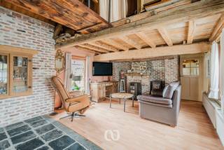 SCHRIJF JE IN VOOR HET EERSTE BEZOEKMOMENT VAN DONDERDAG 2 APRIL VIA ONZE WEBSITE!<br /><br />Ben jij op zoek naar een charmante en authentieke woning met een grote aangelegde tuin, vlakbij het centrum van Oudenaarde? Gevonden!<br /><br />De rustige maar vlot bereikbare ligging, de mooie authentieke elementen en de ruime, verzorgde tuin maken van deze woning een echte thuis voor wie karakter en comfort wil combineren.<br /><br />INDELING:<br /><br />GLV:<br />Je komt de woning binnen via de ruime inkomhal. Van hieruit heb je toegang tot het gastentoilet, een praktische wasplaats en de gezellige leefruimte. De leefruimte sluit mooi aan op de keuken, vanwaar je geniet van een aangenaam zicht op het terras en de tuin. Verder bevindt zich op het gelijkvloers nog een grote slaapkamer met een eigen badkamer en toilet.<br /><br />1eV:<br />Op de eerste verdieping vind je een ruime kamer onder het dak. Deze ruimte kan perfect dienen als extra slaapkamer, bureau of hobbyruimte.<br /><br />Zie jij jezelf hier al wonen in alle rust, en toch vlakbij het centrum? Aarzel dan zeker niet en plan vandaag nog je bezoek in!