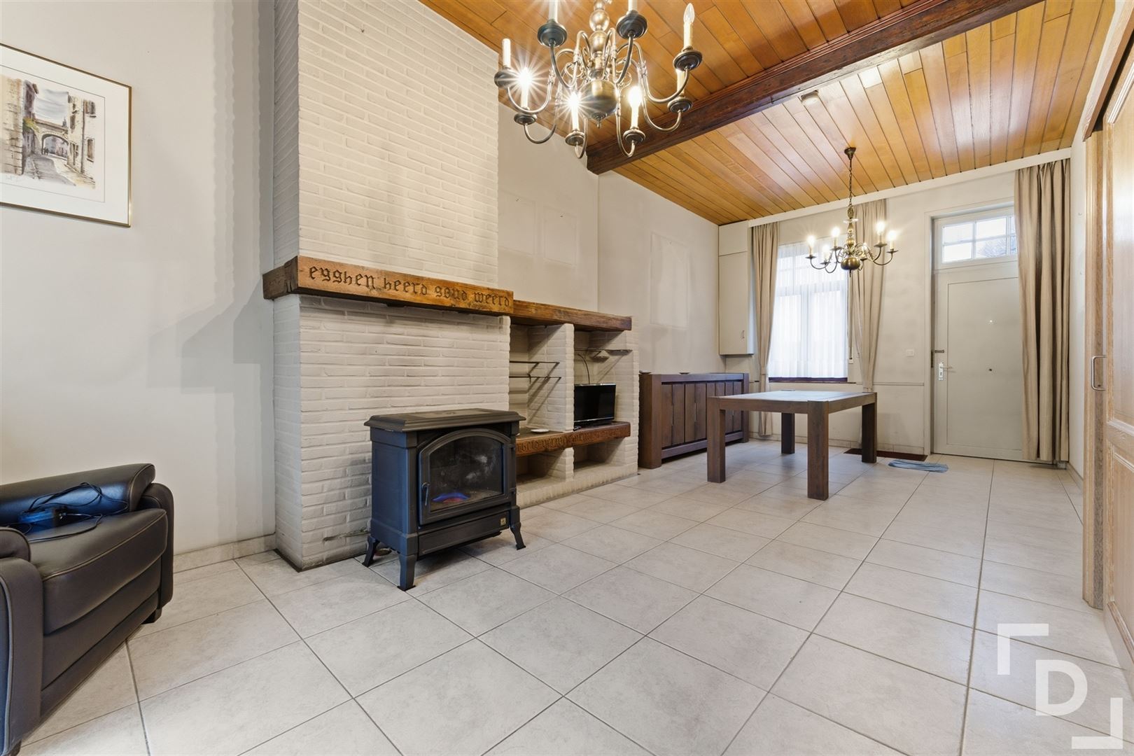 Te renoveren woning met inpandige garage in centrum Watou - foto 3