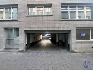Informations sur les emplacements de voituresComplexe de garages situé dans un quartier avec un énorme manque de places de parking publiques et...
