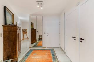 Ruim en lichtrijk hoekappartement in Res. Cap Nord – 122m², 3 slaapkamers<br />Op de hoek van de Zoutelaan en Lippenslaan bevindt zich dit instapklare hoekappartement van 122m², met veel natuurlijke lichtinval en drie volwaardige slaapkamers.<br /><br />Indeling:<br />Ruime inkomhal met apart toilet en berging<br />Lichtrijke woonkamer met toegang tot het terras<br />Aparte, volledig uitgeruste keuken met veel opbergruimte<br />Drie ruime slaapkamers, elk met plaats voor een dubbel bed en ingemaakte kasten<br />Twee badkamers:<br />Eén met douche en lavabo<br />Eén en suite met dubbele lavabo, ligbad en toilet<br /><br />Het appartement is momenteel verhuurd en kan bezocht worden op afspraak.<br />Interesse? Neem contact op voor meer informatie of een bezichtiging!