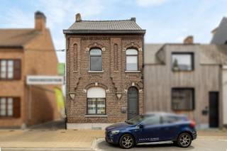 Bent u op zoek naar een woning met ruimte, potentieel en een uitstekende basis om uw eigen stempel op te drukken? Dan is deze halfopen bebouwing met...