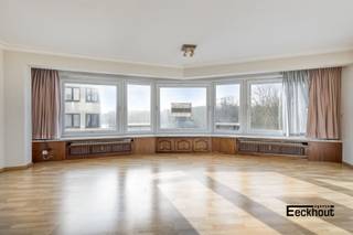 Lichtrijk en zonnig 3-slaapkamerappartement gelegen op de 4de verdieping in de standingvolle residentie 'Tunis'. Deze residentie bevindt zich in het centrum van Oostende, op enkele passen van het Marie-Joséplein, het strand, de winkelstraten en het station. Bovendien geniet men vanuit de woonkamer en de slaapkamer van een fenomenaal zicht op het stadspark.<br />Indeling: ruime inkomhal, zonnige woonkamer, keuken, 3 slaapkamers waarvan 1 met lavabo en terrasje, badkamer met inloopdouche, lavabo en aansluiting voor wasmachine, grote berging en apart toilet.<br /><br />Afvallokaal en privatieve berging aanwezig in de kelder van het gebouw.<br /><br />Mogelijkheid tot aankoop van autostaanplaats in het gebouw.