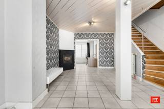 In het hart van Langemark, op wandelafstand van alle voorzieningen, vind je deze bijzonder ruime eigendom. Het pand bestaat uit een comfortabel woongedeelte, een inpandige <strong>opslagruimte van 87 m²</strong> en een <strong>dubbele garage</strong> van 55 m² met uitweg. Ben je op zoek naar een ruime woonst of wil je wonen en werken combineren? Dan is dit zeker iets voor jou!<br /><br /><strong>Indeling van het pand</strong>
<ul>
	<li>Gelijkvloerse verdieping: ruime inkomhal (8 m²), woon- en eetkamer met open keuken (45 m²). De keuken beschikt over een oven, kookplaat, dampkap, dubbele spoelbak en vaatwasser. Daarnaast is er ook nog een apart toilet.</li>
	<li>1ste verdieping: hal (5 m²), 2 slaapkamers (20 - 8 m²) en badkamer (8 m²) met enkelvoudige wastafel, douche en toilet. Boven de opslagruimte (bereikbaar vanuit de opslagruimte via een draaitrap of via de badkamer op het eerste verdiep) hebben we nog een polyvalente ruimte/extra slaapkamer van 60 m².</li>
	<li>2de verdieping: zolder (11 m²) met vaste trap.</li>
</ul>
<br /><strong>Kenmerken</strong>

<ul>
	<li>De woning beschikt over een zonnige tuin met uitweg via het OC.</li>
	<li>Er is een inpandige opslagruimte van +/- 87 m² met een aparte inkom.</li>
	<li>Dubbele garage van 55 m².</li>
	<li>Regenwaterput van 3.000 liter.</li>
</ul>
<br />Bij het isoleren van de daken en het vervangen van de polycarbonaatplaten/enkel glas voldoe je aan de renovatieplicht.<br /><br /><em>* Deze eigendom staat te koop met een vanafprijs van € 180.000. Elk bod vanaf deze prijs worden voorgelegd aan de eigenaar(s) die dit al dan niet aanvaarden. De initiële vraagprijs was € 205.000. *</em><br /><br />Interesse of een vrijblijvend bezoekje? Bel gerust naar Eden op 0470 43 78 21 of mail info@minthus.be
