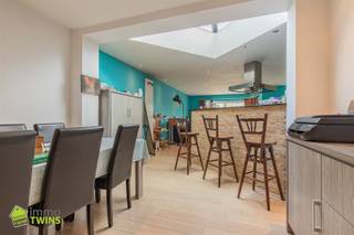 <p><span>Gezellige instapklare woning met garage en tuin te Hamme centrum | BEZOEKDAG 07/03/2026 op afspraak</span></p><p><span> </span></p><p><span>Deze eigendom is op enkele voetstappen verwijderd van het centrum van Hamme, vlakbij openbaar vervoer, scholen, winkels en de leuke fiets en wandelroutes nabij de Schelde. (</span><span>Mobiscore </span><span>van 8.1/10</span><span>).</span></p><p><span> </span></p><p><span>Deze gezinswoning is opgetrokken en gebouwd in de </span><span>jaren '30</span><span>, grondig gerenoveerd in </span><span>2003 </span><span>aan de hand van een architect (</span><span>plannen aanwezig</span><span>) en heeft een nieuw geïsoleerd dak van </span><span>2019.</span><span> </span></p><p><span>De woning is gelegen op een gezellig grond perceel van </span><span>2are 30 ca </span><span>en heeft een bruikbare vloeroppervlakte van maar liefst </span><span>186 m². </span><span>Deze woning biedt een comfortabele leefruimte en is ideaal voor gezinnen die op zoek zijn naar een aangename woonomgeving.</span></p><p><span> </span></p><p><span>Als Indeling</span><span>:</span><span> ruime inkomhal met apart gasten toilet, inpandige garage met aansluitende berging/wasplaats, verder een zeer ruime lichtrijke leefruimte met open keuken die uitkijkt op de aangelegde tuin met terras.</span></p><p><span> </span></p><p><span>Op de </span><span>verdieping</span><span> hebben we een nachthal met toegang naar de 3 slaapkamers en een ingerichte badkamer. Via een vaste trap is er ook nog een zolderverdieping die nog verder kan afwerkt worden als extra kamers.</span></p><p><span> </span></p><p><span>De woning wordt verwarmd door middel van een centrale verwarming op aardgas, recent is er nog in </span><span>2022 </span><span>een nieuwe condensatie ketel geplaatst </span><span>"</span><span>CE HR-TOP energieklasse A</span><span>"</span><span>. </span><span>Als ook is er in de leefruimte nog een extra </span><span>pelletkachel </span><span>voorzien wat de gezellige en warmte en sfeer geeft in deze woning.</span></p><p><span> </span></p><p><span>De verwarming is voorzien op CV op aardgas met een condensatie ketel (CE energieklasse A '2022') | elektriciteit volledig </span><span>CONFORM</span><span> volgens het </span><span>AREI </span><span>tot </span><span>2051 </span><span>| ramen in pvc met dubbel </span><span>HR-glas</span><span> </span><span>| </span><span>isolatie voorzien in het hellend dak wat volledig is vernieuwd in </span><span>2019 </span><span>waardoor deze woning een mooie energiewaarde en een </span><span>LABEL C </span><span>waardoor U kan genieten van een laag energieverbruik en ook </span><span>GEEN renovatieplicht</span><span> hebt in deze woning | woning is ook </span><span>asbestveilig.</span></p><p><span> </span></p><p><span>Mogelijkheid tot huren van een overdekte staanplaats rechtover de woning.</span></p><p><span>Aankoop reeds mogelijk met 2 % registratierechten voor eigen bewoning of wie opzoek is naar een opbrengst eigendom met een netto huur </span><span>rendement van + 3 %. </span></p><p><span> </span></p><p><span>Voor meer info of een bezoek: <span>info@immotwins.be</span></span><span> - 052/55.55.55. Maak uw afspraak online via onze site voor het gepland BEZOEKMOMENT van 7 maart.</span></p><p><span> </span></p><p><span> </span></p>