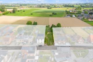 Deze grond is gelegen is het landelijke Dentergem en heeft een vol landelijk uitzicht.<br /><br />De bouwzone is bestemd voor een halfopen ééngezinswoning.<br />Het toegelaten bouwvolume is 2 bouwlagen met een hellend- of plat dak (cfr. de naastliggende buur).<br /><br />Het terrein heeft een bebouwbare zone/footprint van 131 m².<br /><br />Een bijgebouw van max. 40m² is toegelaten in de achtertuintuinstrook.<br /><br />Bij interesse, aarzel niet om contact op te nemen met Pieterjan op pw@entree.be en/of 0472 80 20 65