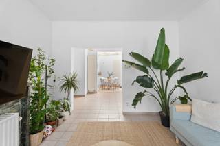 Deze woning is gelegen in de Lourdesstraat te Oostakker, een rustige en aangename woonomgeving met een vlotte verbinding naar Gent en de belangrijkste invalswegen. Dankzij de nabijheid van winkels, scholen, openbaar vervoer en recreatiemogelijkheden geniet u hier van alle dagelijkse voorzieningen binnen handbereik. De centrale ligging combineert het comfort van rustig wonen met een uitstekende bereikbaarheid.<br /><br />Bij het betreden van de woning komt u terecht in de inkomhal die toegang biedt tot de gezellige leefruimte. Dankzij de praktische indeling vormt deze ruimte het hart van de woning en biedt ze voldoende plaats voor een comfortabele zithoek en eetruimte.<br />Aansluitend bevindt zich de keuken, die in verbinding staat met het achterliggende koertje. Deze buitenruimte is onderhoudsvriendelijk en vormt de ideale plek om in alle rust van een koffiemoment of een gezellige zomeravond te genieten.<br /><br />Op de eerste verdieping bevinden zich twee ruime slaapkamers en de badkamer, voorzien van alle nodige comfort. De tweede verdieping biedt plaats aan een derde slaapkamer, die perfect kan dienen als master bedroom, kinderkamer, hobbyruimte of thuiskantoor.<br /><br />Een bijkomende troef van deze woning is het gezellige dakterras, waar u in alle privacy kunt genieten.<br /><br />Deze woning vormt een uitstekende opportuniteit voor gezinnen, starters of investeerders die op zoek zijn naar een goed gelegen woning met aangename buitenruimtes in het hart van Oostakker.<br /><br /><strong>Absolute pluspunten</strong><br />+ 3 slaapkamers<br />+ Gezellig koertje achteraan<br />+ Aangenaam dakterras<br />+ Rustige en centrale ligging<br />+ Vlotte verbinding naar Gent en invalswegen<br /><br />Voor meer informatie of een bezoekmoment: contacteer Abdil op: info@oko.immo of 0484 14 96 86