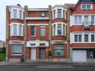 Info & Visit: 051 62 66 99 - In het rustige Izegem vind je deze charmante woning, gelegen op een perceel van 136 m². De woning biedt een bewoonbare oppervlakte van 180 m², met een gezellige, zuidgerichte tuin. De buurt is aangenaam en rustig, met alle nodige voorzieningen en scholen binnen handbereik. Dankzij de degelijk onderhouden staat is de woning instapklaar, wat het verhuizen een stuk eenvoudiger maakt. Binnen kom je terecht in een doordachte indeling verspreid over meerdere verdiepingen. Op het gelijkvloers vind je de leefruimte en de keuken, beide met voldoende lichtinval. Op de eerste verdieping zijn twee ruime slaapkamers voorzien, evenals een eerste badkamer en een extra ruimte die kan dienen als bureauruimte of extra slaapkamer. Op de tweede verdieping bevindt zich de masterbedroom met eigen badkamer uitgerust met douche, lavabo en een eigen toilet. De combinatie van authentieke elementen en recente renovaties geven de woning karakter zonder in te boeten aan comfort. Verder zijn er ook garages te huur verder in de straat. Deze woning heeft niet alleen een gezellige tuin en tal van authentieke accenten, maar ook een interessante ligging dicht bij het centrum en de uitvalswegen.Voor de beschrijving en de wettelijke informatieplicht (art.5.2.6 VCRO en Watertoets, EPC, EPC-nummer,…) verwijzen we naar de advertentie op de website van Immo Saffier te bereiken via - https://www.saffier-immo.be/nl - waar u ook andere interessante panden kan terugvinden. De inhoud van deze advertentie valt onder de uitsluitende aansprakelijkheid en verantwoordelijkheid van Saffier Immo, An Vangaever BIV 512 837, die ons deze advertentie heeft aangeleverd. Klachten of opmerkingen over de inhoud dienen rechtstreeks aan Saffier Immo kenbaar gemaakt worden via e-mail: - an@saffier-immo.be -