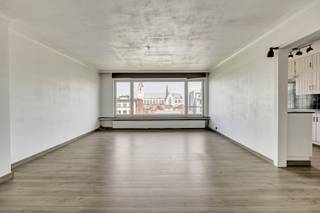 <p>Op de zevende verdieping van een verzorgd appartementsgebouw aan de Schuttersvest in Mechelen bevindt zich dit ruime en instapklare appartement met twee slaapkamers, een aangenaam terras en een prachtig uitzicht over de omgeving.</p><p>Dankzij de hoge ligging en de grote raampartijen geniet het appartement van bijzonder veel natuurlijk licht en een mooi open zicht. </p><p> </p><p>De ruime leefruimte vormt het hart van het appartement en biedt voldoende plaats voor een gezellige zit- en eethoek. Aansluitend bevindt zich de volledig uitgeruste keuken, waardoor beide ruimtes mooi met elkaar in verbinding staan.</p><p>Via de ruime inkomhal bereikt u de verschillende vertrekken van het appartement. Er zijn twee volwaardige slaapkamers, waarbij de hoofdslaapkamer rechtstreeks toegang biedt tot het terras. Een heerlijke plek om in alle rust van het uitzicht en de buitenlucht te genieten.</p><p>De verzorgde badkamer is uitgerust met een ruime inloopdouche en lavabo. Daarnaast beschikt het appartement over twee toiletten, wat zorgt voor extra comfort. Een aparte wasplaats biedt praktische ruimte voor wasmachine, droogkast en bijkomende berging.</p><p>Met een bewoonbare oppervlakte van circa 100 m² beschikt het appartement over aangename volumes en een functionele indeling. Het geheel verkeert in goede staat en is volledig instapklaar. De lift in het gebouw zorgt bovendien voor een comfortabele toegang tot de zevende verdieping.</p><p> </p><p>Ook de ligging is een belangrijke troef. Vanuit de Schuttersvest bereikt u het centrum van Mechelen eenvoudig te voet of met de fiets. Winkels, horeca, scholen, openbaar vervoer en het station bevinden zich vlakbij, terwijl ook de belangrijkste invalswegen vlot bereikbaar zijn.</p><p> </p><p>Een lichtrijk en ruim appartement met twee slaapkamers, terras en een prachtig uitzicht op een centrale locatie in Mechelen.</p><p> </p><p>Interesse? Neem contact op met Malines Group en plan uw bezoek.</p>