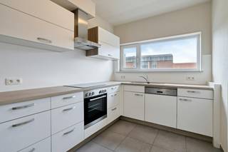 Cet appartement de 2 chambres prêt à emménager à vendre est situé dans le centre d'Avelgem. Avec une surface habitable de 86 m² et une terrasse, cette maison allie espace et confort dans un emplacement idéal.<br /><br />Le salon lumineux offre une atmosphère ouverte et aérée, idéale pour des moments conviviaux. La cuisine moderne est entièrement équipée et en bon état.<br /><br />Cet appartement convient comme immeuble d'investissement à Avelgem, n'oubliez pas de consulter notre rapport de retour détaillé.<br /><br />Achat obligatoire d'un box de garage : 20 000,00€<br /><br />MISE EN PAGE<br /><br />hall d'entrée - toilettes - salon lumineux avec coin repas - cuisine entièrement équipée - débarras/buanderie - balcon - chambre 1 - chambre 2 - salle de bain (douche à l'italienne et lavabo) - terrasse orientée sud <br /><br />Boîte de garage<br /><br />POINTS FORTS<br />+ Entièrement peint récemment<br />+ Prêt à emménager <br />+ Situé au centre<br /><br />Prenez rendez-vous dès maintenant et venez découvrir ce magnifique appartement ! <br />Pour plus d'informations, veuillez nous contacter par mail (matisse.vandererven@dewaele.com) ou par téléphone (0472 18 64 20).<br /><br /><br /><br />Registre des mesures: non