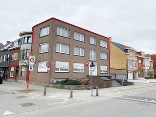 Deze heel ruime (op te frissen) woning met (mogelijk) 7 slaapkamers en dubbele garage is rustig gelegen net buiten het centrum van Kortrijk. ...