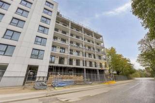 <p><span>GELIJKVLOERS APP. MET TERRAS<br /><br /></span></p><p><span>In Sint-Lambrechts-Woluwe treffen wij deze knappe residentie aan gelegen in de Neerveldstraat. In de nabije omgeving treffen wij diverse onderwijsinstellingen, verschillende supermarkten, Woluwe Shopping, lokale handelaars, openbaar vervoer, ... aan. Wij bevinden ons enerzijds op circa vijftien minuten van het stadscentrum en anderzijds nabij omliggende steden en gemeenten zoals Zaventem en Brussel. </span></p><p><span> </span></p><p><span>Op de gelijkvloerse verdieping van deze nieuwe residentie genaamd Twin Falls treffen wij  dit geriefelijk appartement aan. Wij betreden het appartement via de inkomhal met toegang tot het afzonderlijk toilet, de slaapkamer en de leefruimte. De leefruimte is voorzien van een volledig uitgeruste keuken en  doet dienst als zit- en eethoek. Wanneer wij ons opnieuw naar de inkomhal verplaatsen krijgen wij toegang tot de ruime slaapkamer van circa 14m² met ensuite een volledig uitgeruste badkamer voorzien van een douche en een lavabomeubel met spoelbak. Bijkomend is er nog een wasplaats/berging, deze is net als de badkamer toegankelijk via de slaapkamer. </span></p><p><span> </span></p><p><span>Waarom Twin Falls? </span></p><p><span>- Uitstekende ligging</span></p><p><span>- Aanwezigheid van een lift</span></p><p><span>- Divers aanbod: studio's, appartementen met 1/2 of 3 slaapkamers </span></p><p><span>- Een energiezuinige residentie klaar voor de toekomst (EPC-label A/B, aanwezigheid van zonnepanelen)</span></p><p><span> </span></p><p><span>Als kers op de taart is er een kelder/unit, een gemeenschappelijke fietsenstalling en een afvallokaal allemaal inbegrepen in de huurprijs. Indien gewenst bestaat er de mogelijkheid om een bovengrondse/afgesloten autostaanplaats te huren aan 125,00 euro/maand. </span></p><p><span> </span></p><p><span>Nieuwsgierig naar dit knap nieuwbouwproject? Vraag snel meer informatie of een bezichtiging aan via <span>info@pillar.estate</span></span><span> of contacteer ons op het nummer 033 695 695. </span></p><p><span>Tot binnenkort! <br /></span><span>De vermelde oppervlaktes zijn slechts een indicatie. Pillar kan niet verantwoordelijk gesteld worden voor de juistheid van de door zijn verstrekte gegevens. </span></p><p><span> </span></p>